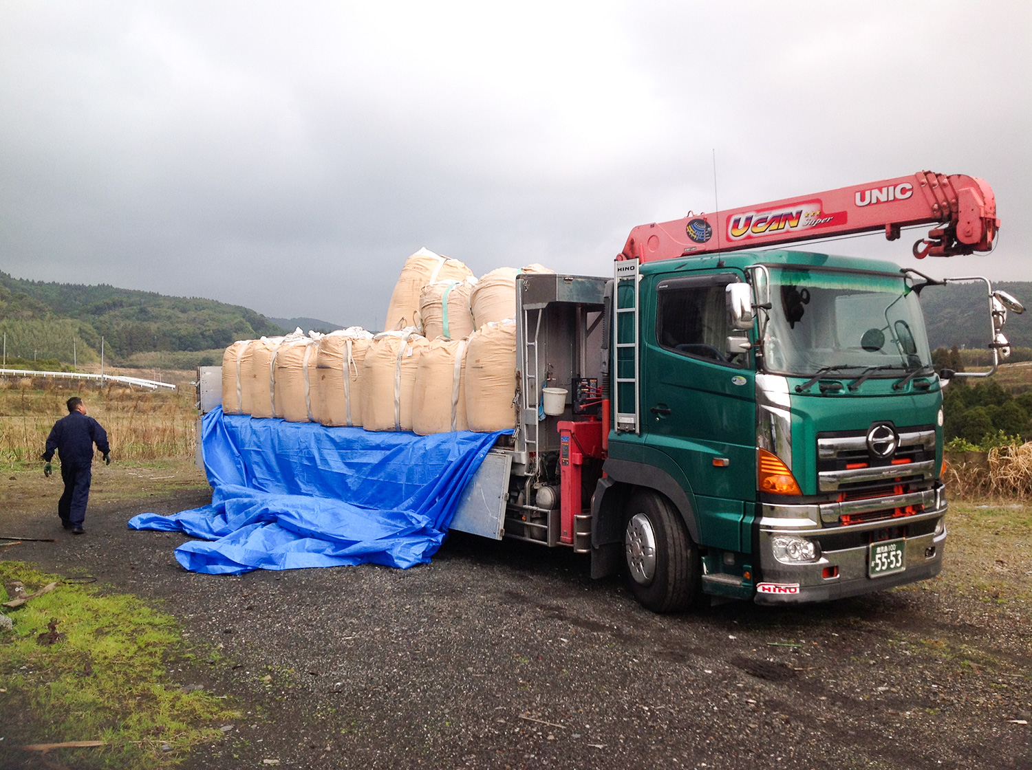 肥料とトラック